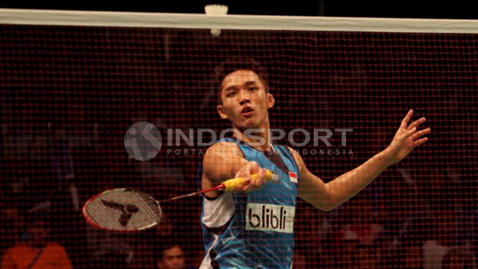 Tunggal Indonesia, Jonatan Christie berhasil mengalahkan Tunggal Thailand, Boonsak Ponsana 22-20 dan 21-17 pada babak final kualifikasi BCA Indonesia Open 2015 di Istora Senayan, Selasa (02/05/15). Copyright: © Herry Ibrahim/INDOSPORT